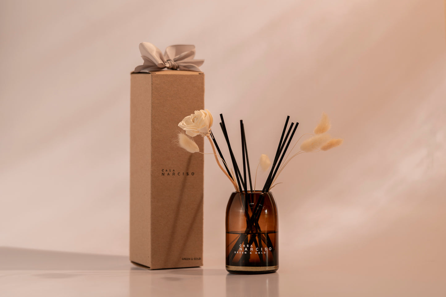 Difusor de aroma premium en contenedor de vidrio soplado color ambarchocolate y con flores decorativas para elevar la decoracion del hogar y crear un ambiente acogedor y elegante