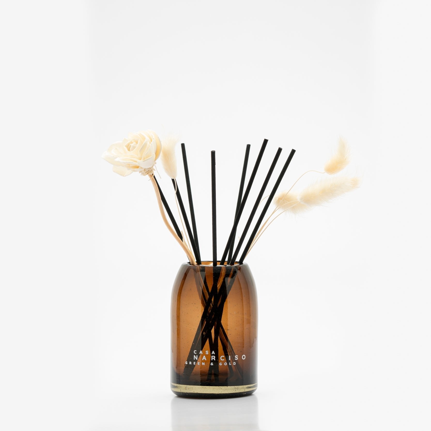 difusor elegante en forma de florero de vidrio soplado con flores decorativas y aromas exclusivos y sofisticados diseñados para el hogar