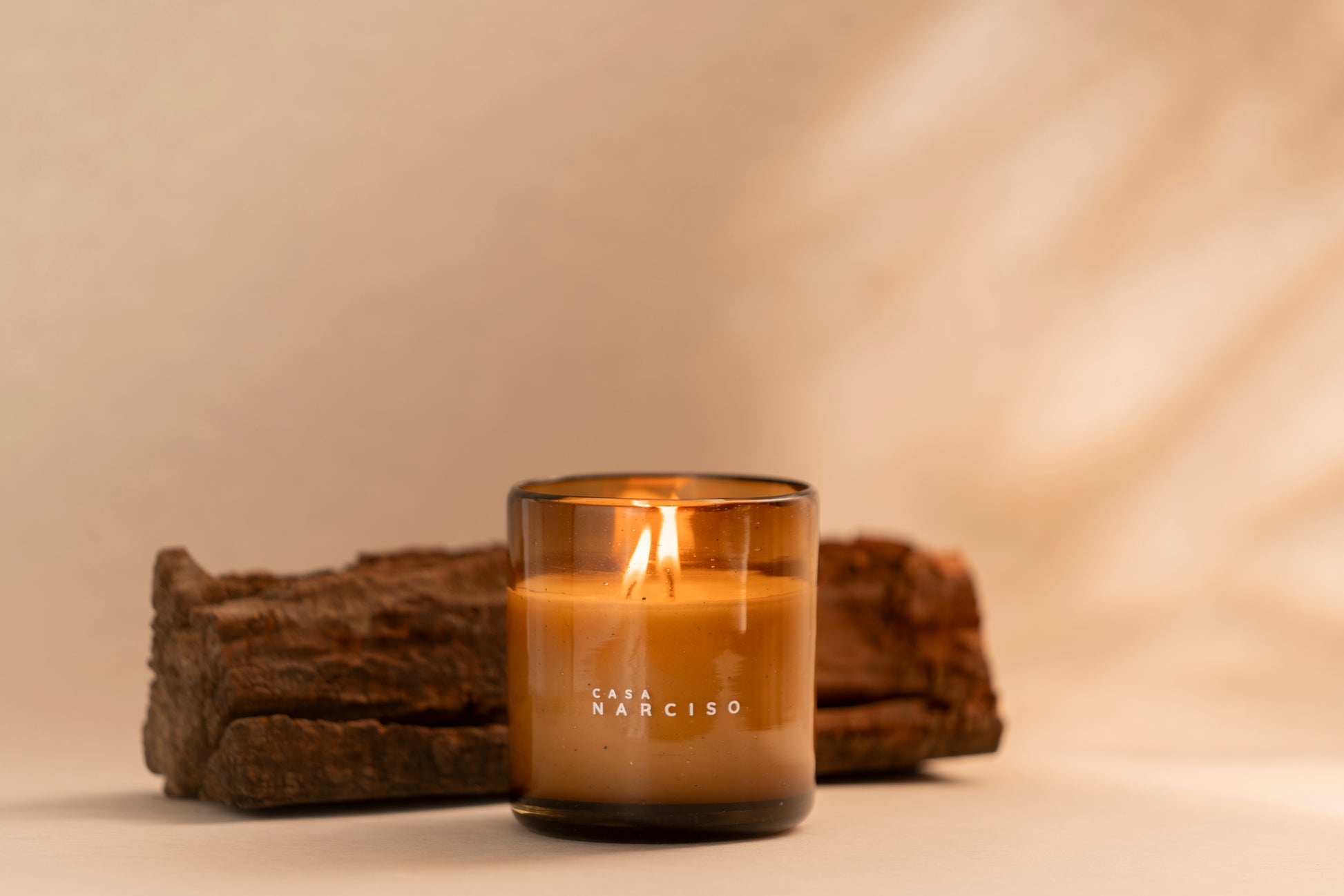 vela aromatica de cera de soya en contenedor de vidrio soplado con fragancia exclusiva y de lujo para el hogar