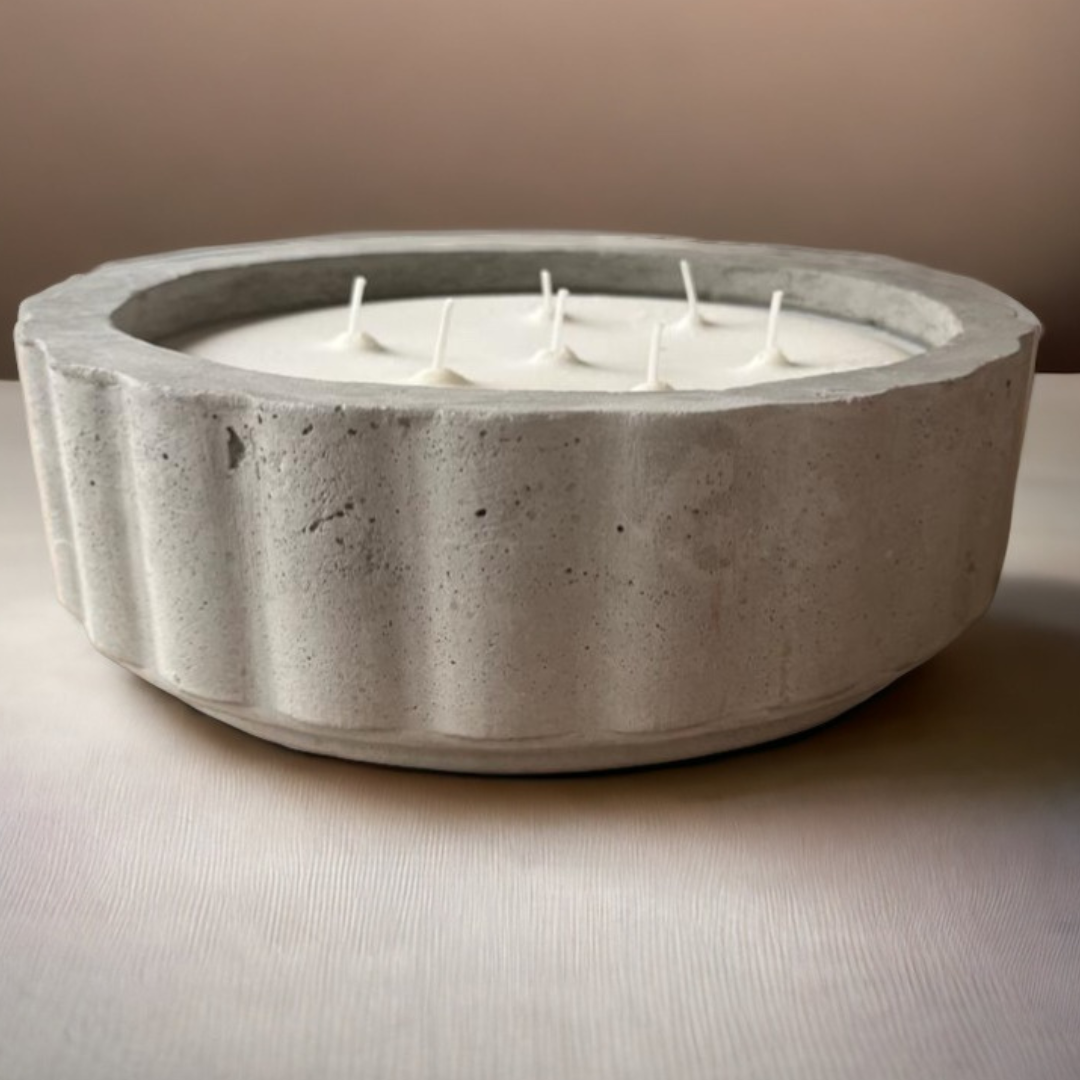 vela decorativa elegante extra grande en contenedor de concreto con aroma exclusivo y de lujo