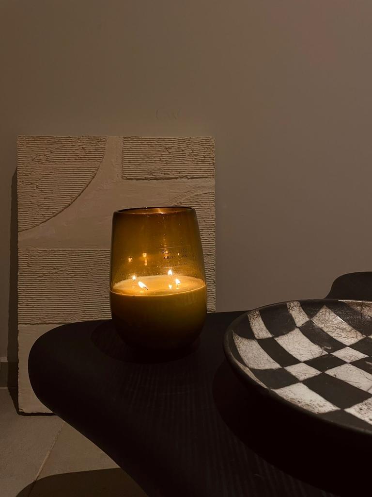 Vela casa Narciso de cera de soya en vidrio soplado con aroma y diseño elegante