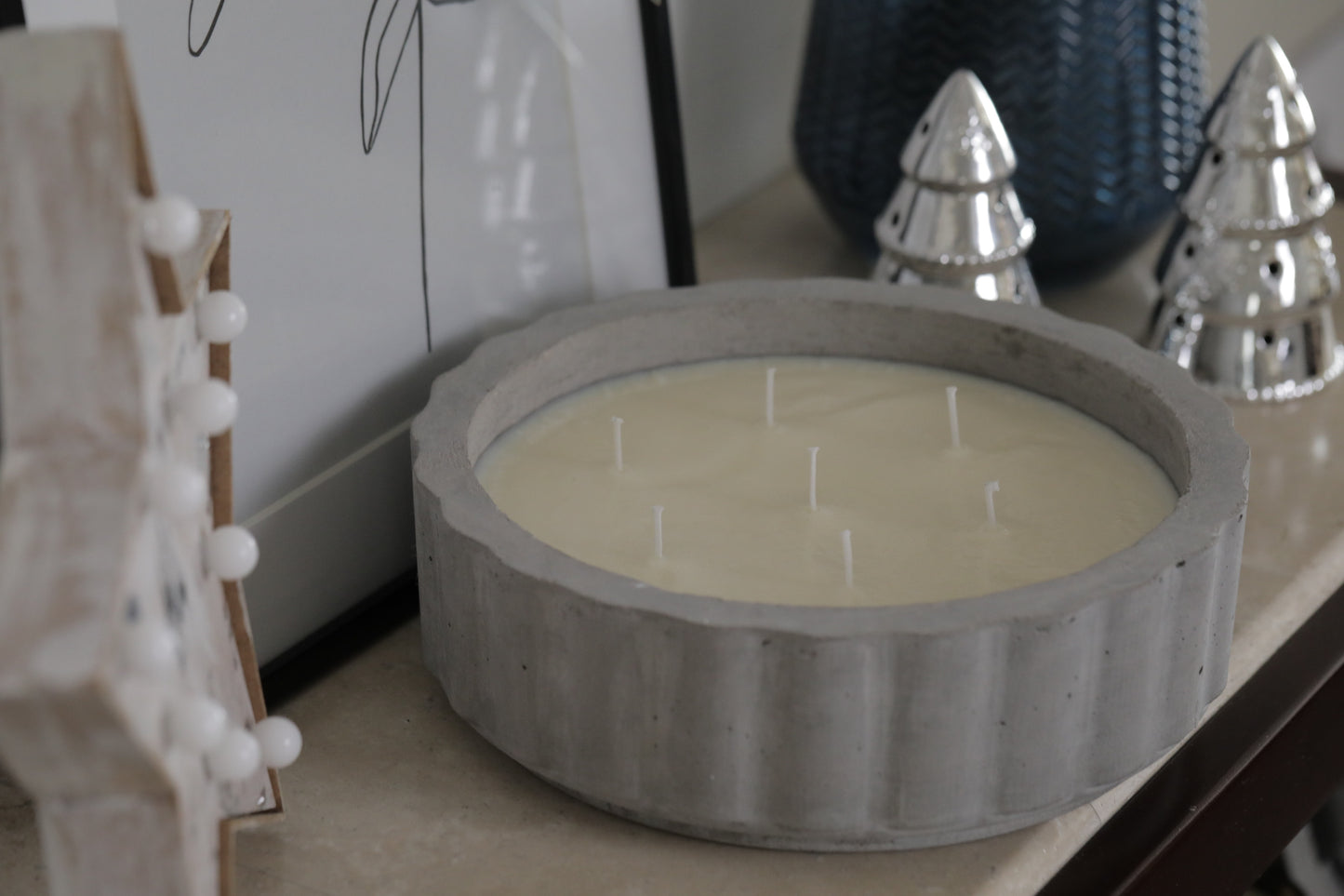 vela extra grande de cera de soya en contenedor de concreto con fragancia exclusiva de lujo