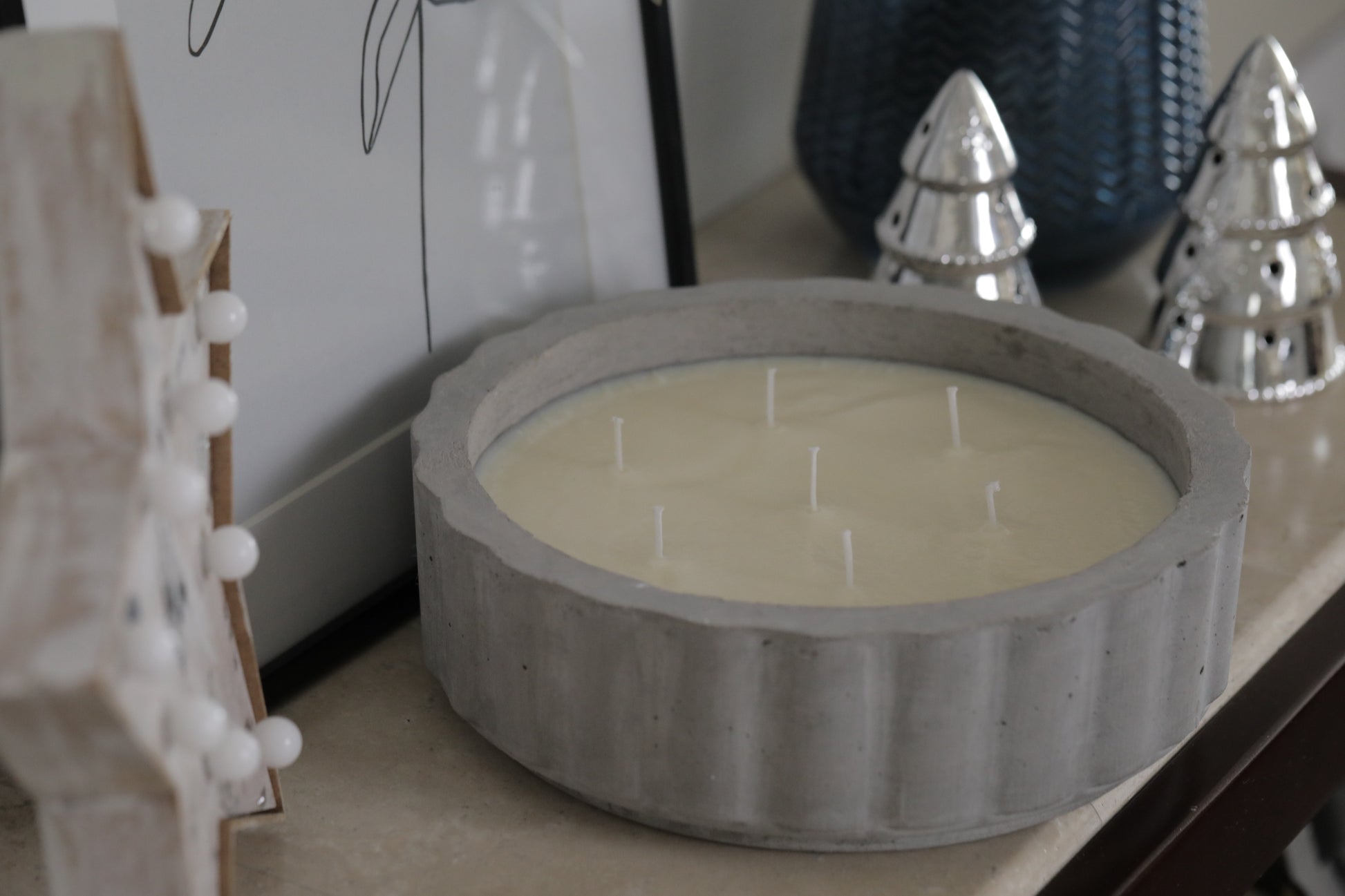 vela extra grande de cera de soya en contenedor de concreto con fragancia exclusiva de lujo