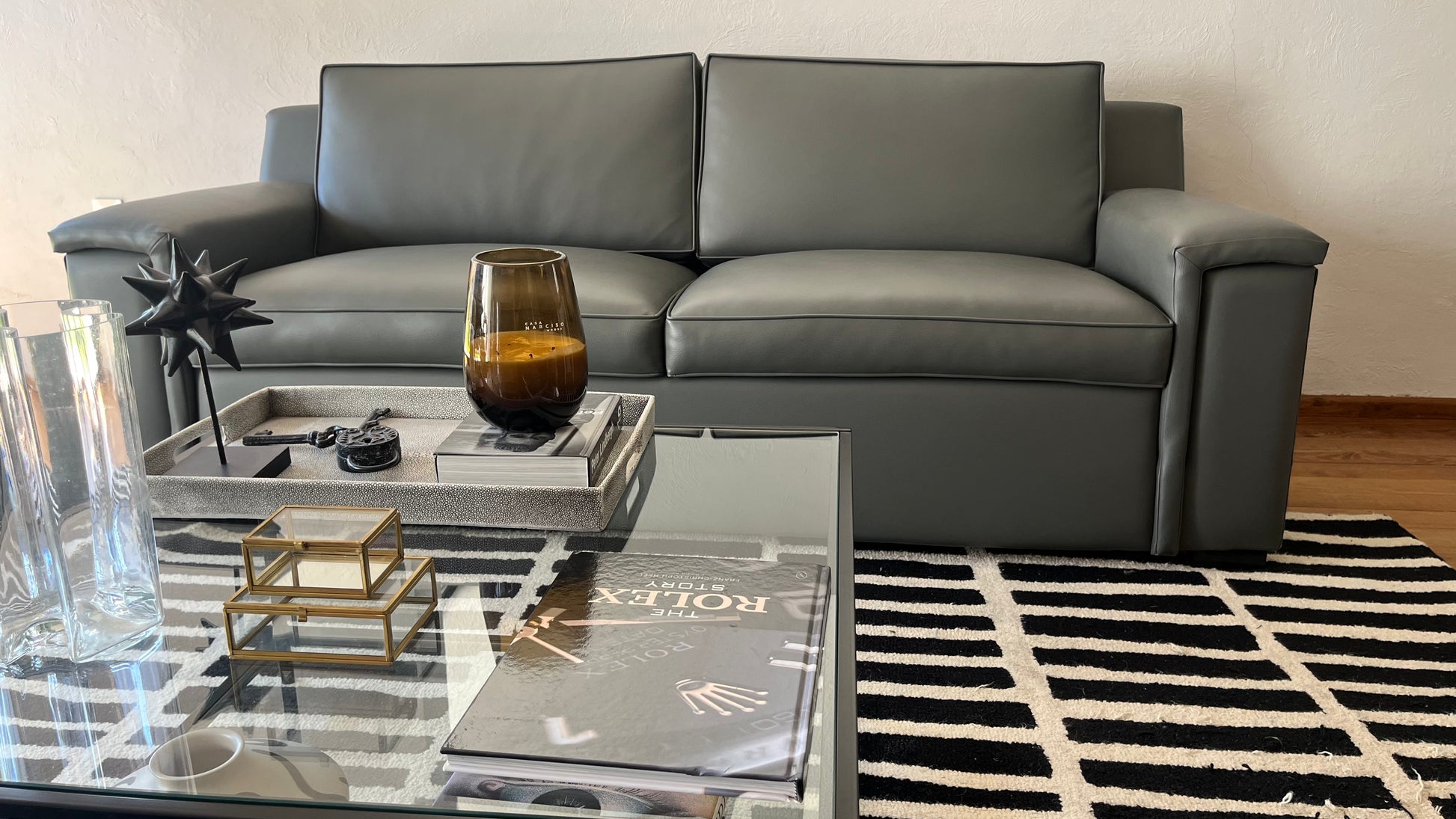 vela aromatica y decorativa elegante, lujosa, sofisticada, pieza decorativa exclusiva y distintiva. artesanal, auténtica