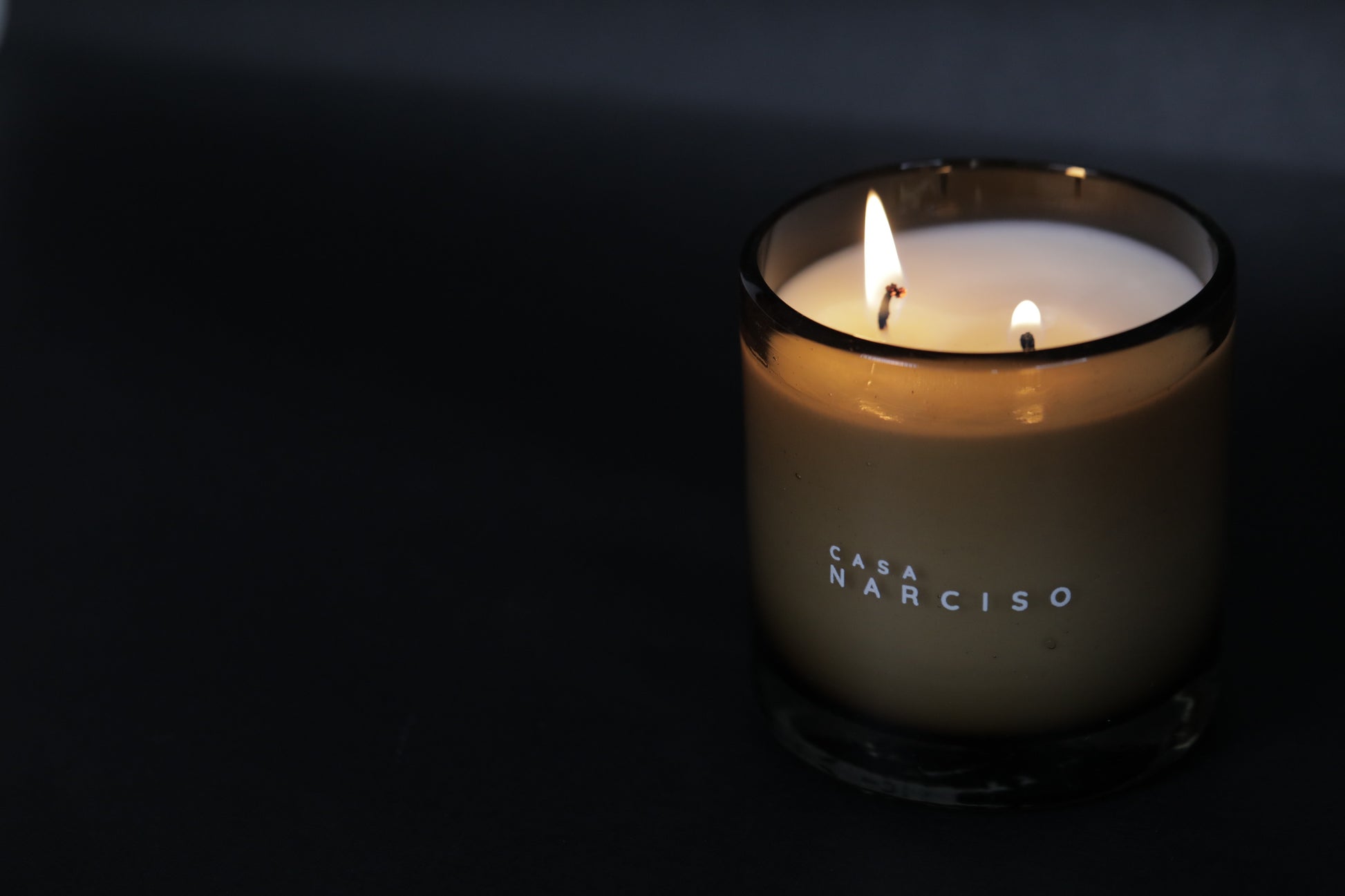 vela artesanal de cera de soya en vidrio soplado y fragancia de diseñador 