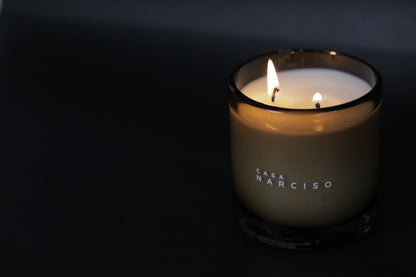 vela artesanal de cera de soya en vidrio soplado y fragancia de diseñador 