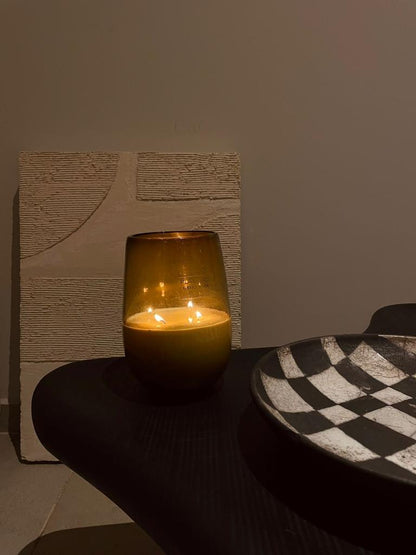 Vela casa Narciso de cera de soya en vidrio soplado con aroma y diseño elegante